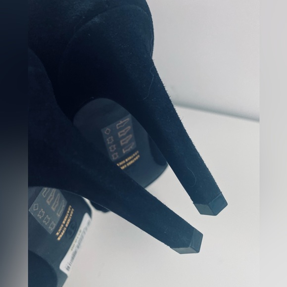 Black Suede Classic Pointy Toe Pump - Worn just once - Picture 5 of 6